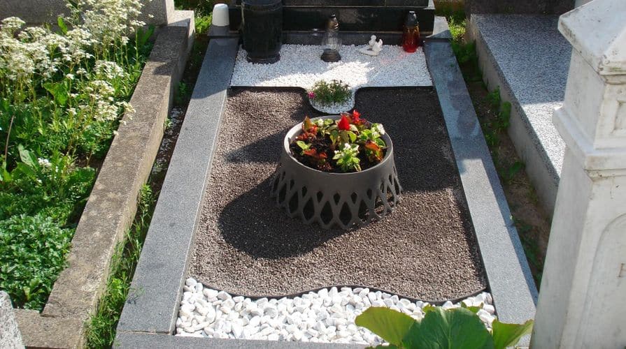 Obrubník kolem hrobu s kačírkem